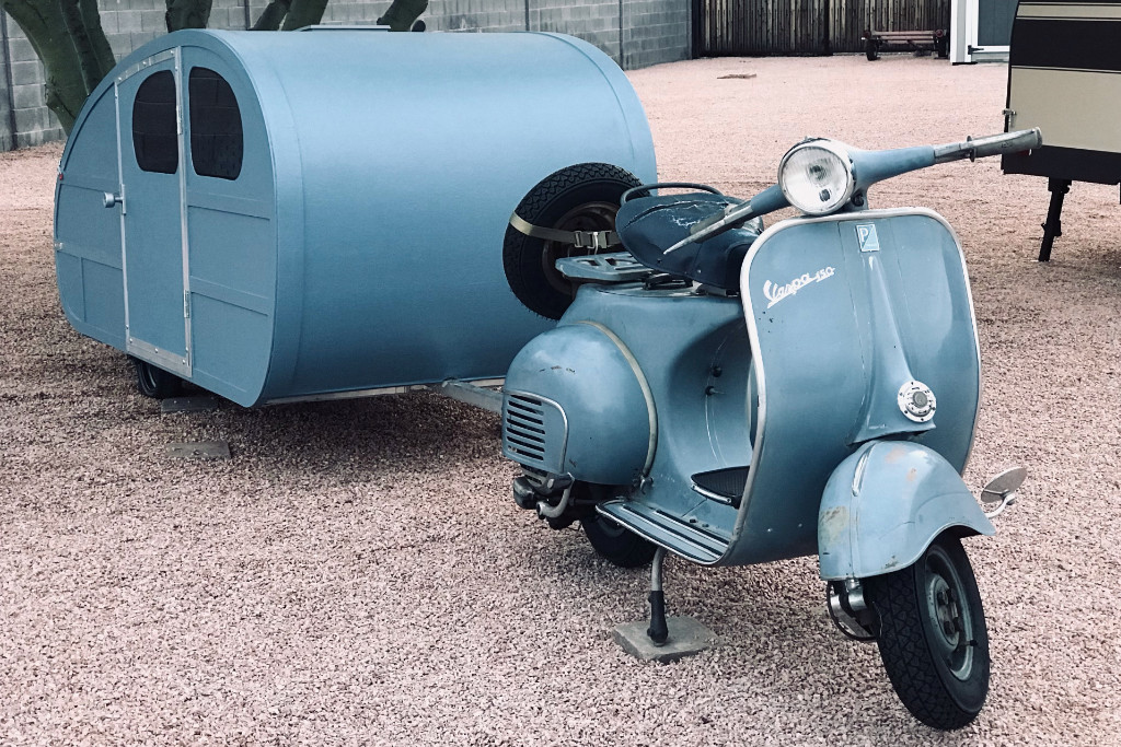 Die Camping Vespa aus Arizona von Tom Burick