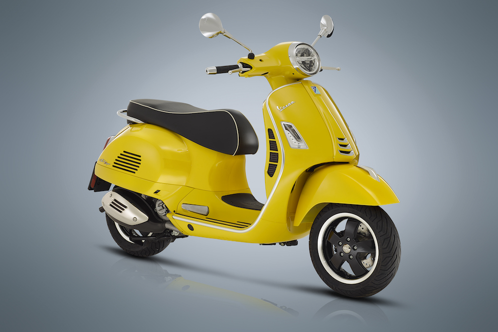 Gelbe Vespa GTS mit schwarzer Sitzbank