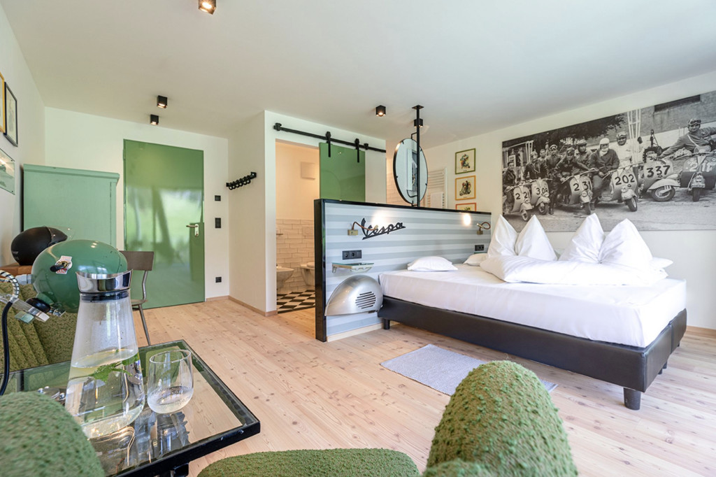 Hotelzimmer komplett im grünen Vespa Design,