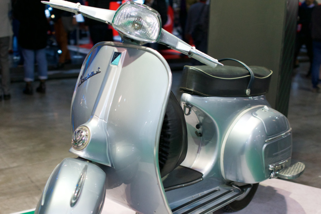 Eine metallic hellblaue Vespa