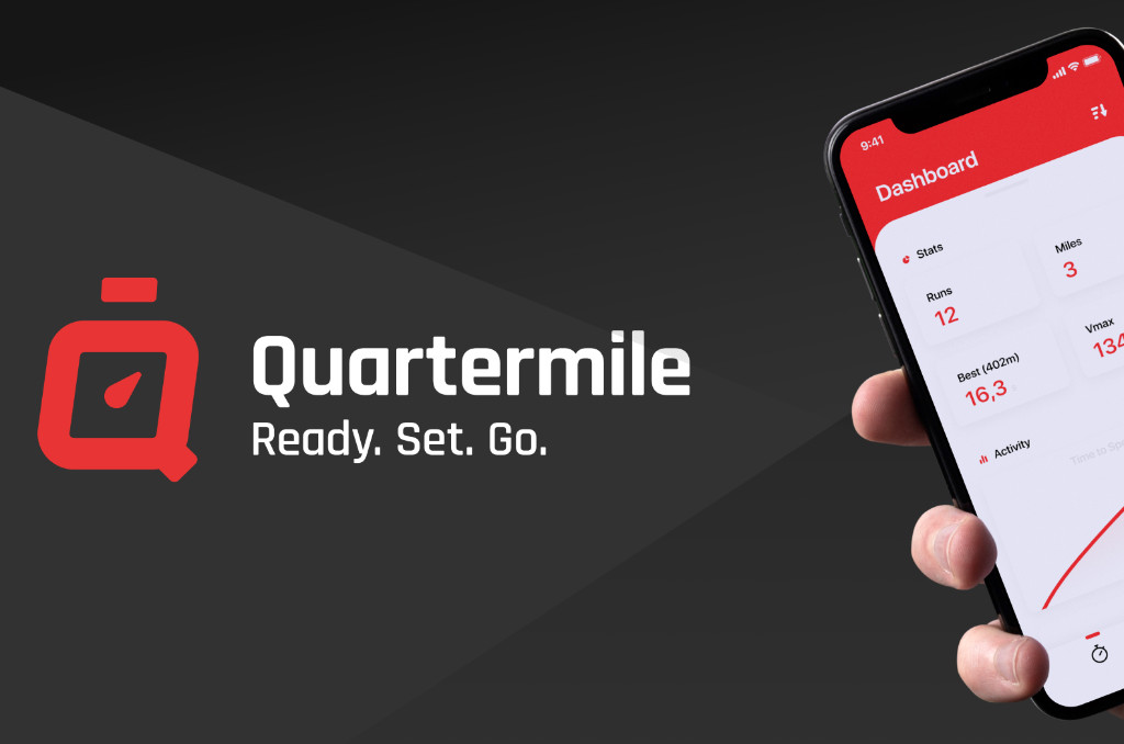 Logo der Quartermile.app und eine Hand die ein iPhone mit geöffneter Quartermile.app auf dem Bildschirm zeigt