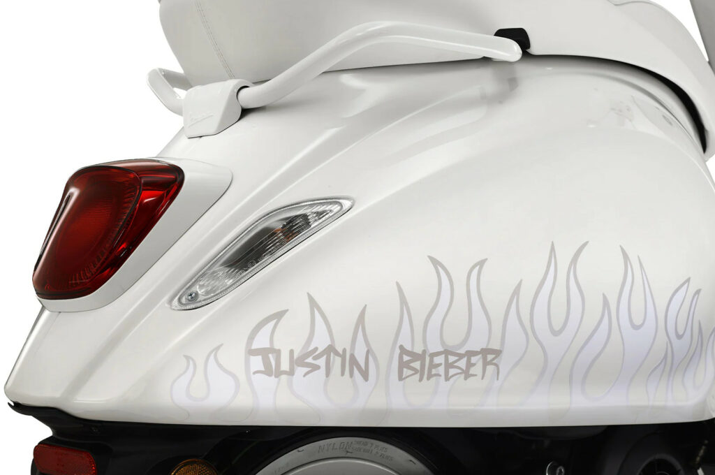 Nahaufnahme der Vespa mit Justin Bieber Logo und Flammenaufdruck