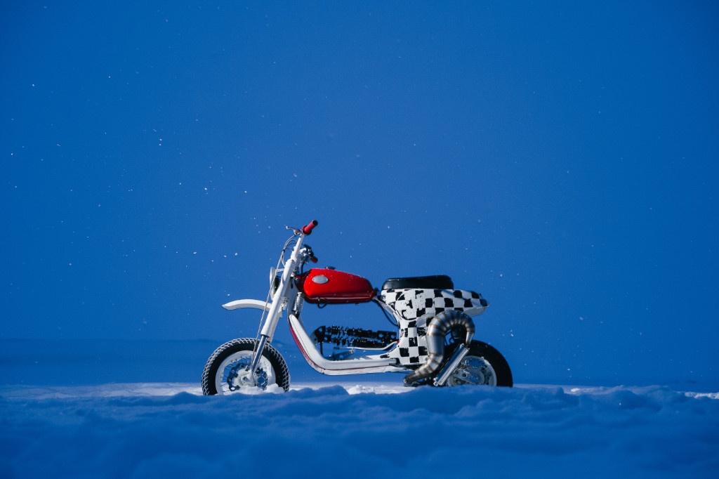 Getunte Vespa im Schnee unter blauem Sternenhimmel