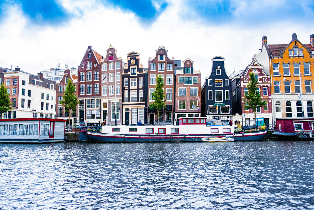 Bunte alte Häuser am Fluss in Amsterdam