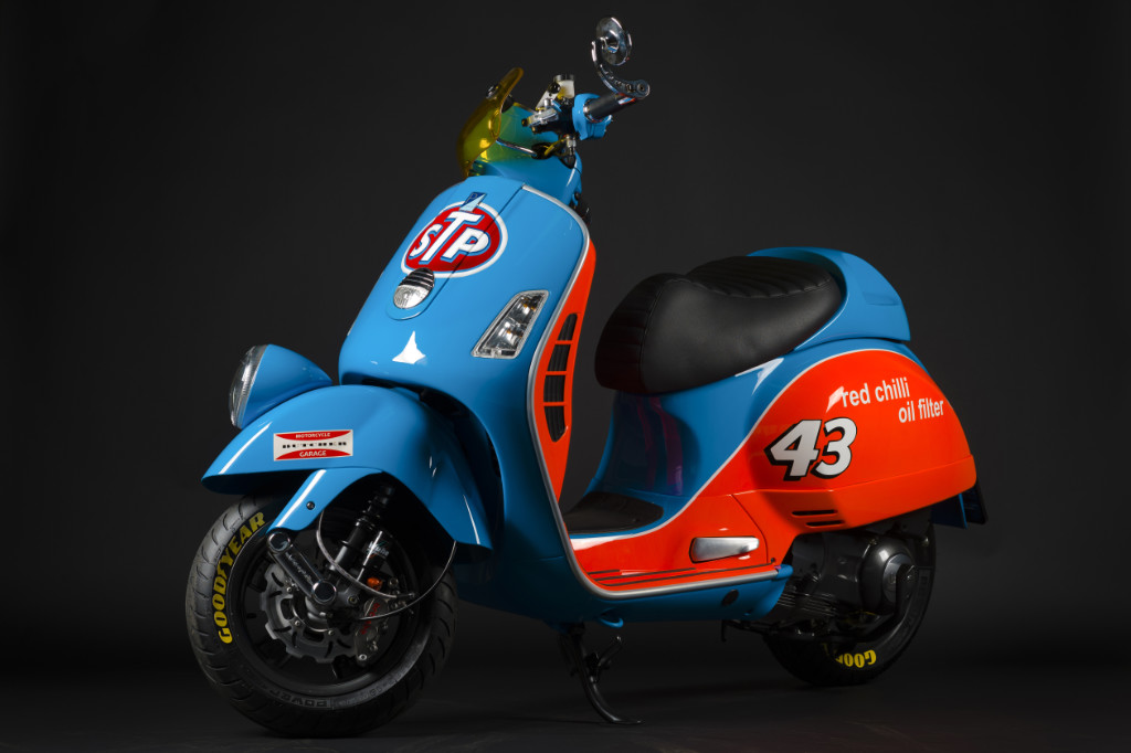 Blau-rote custom vespa gtv vor schwarzem Hintergrund