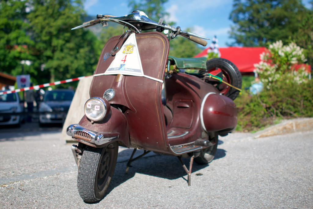 Alte braunrote Vespa Wideframe auf einer Straße geparkt