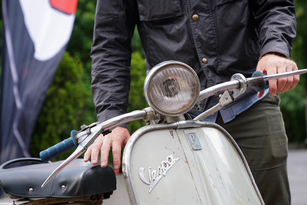 Close up front view with headlight of the Vespa Wideframe