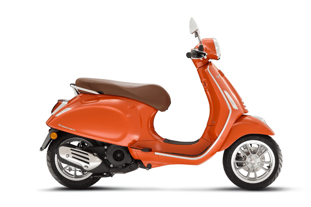 orange Vespa Primavera in Seitenansicht