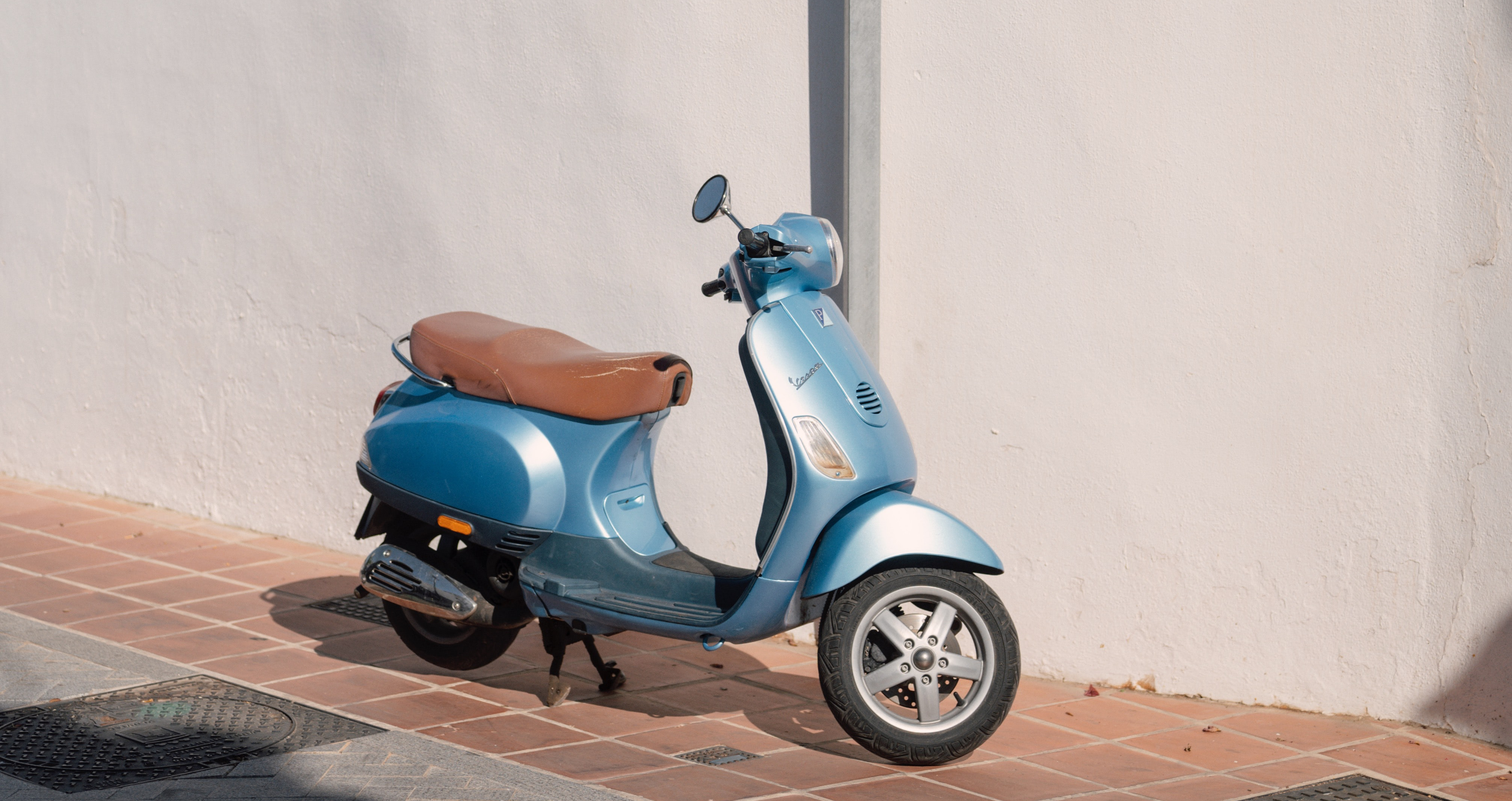 Eine blaue Vespa in der Sonne