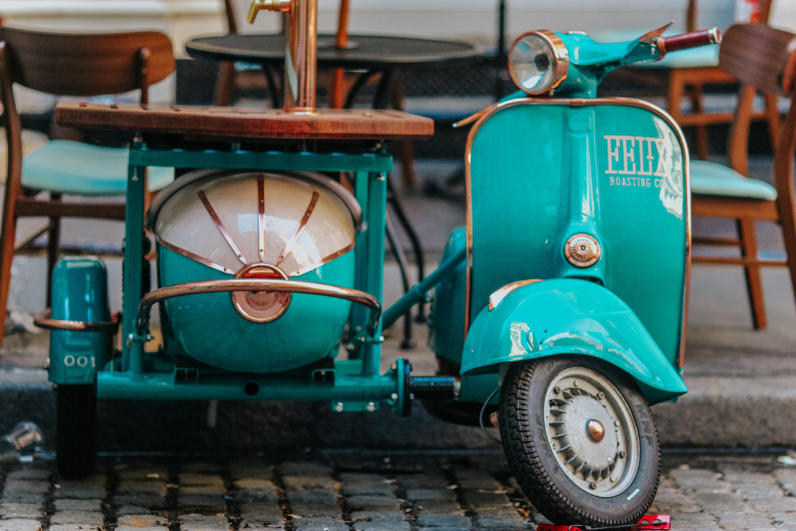 Türkise Vespa mit Beiwagen als Deko