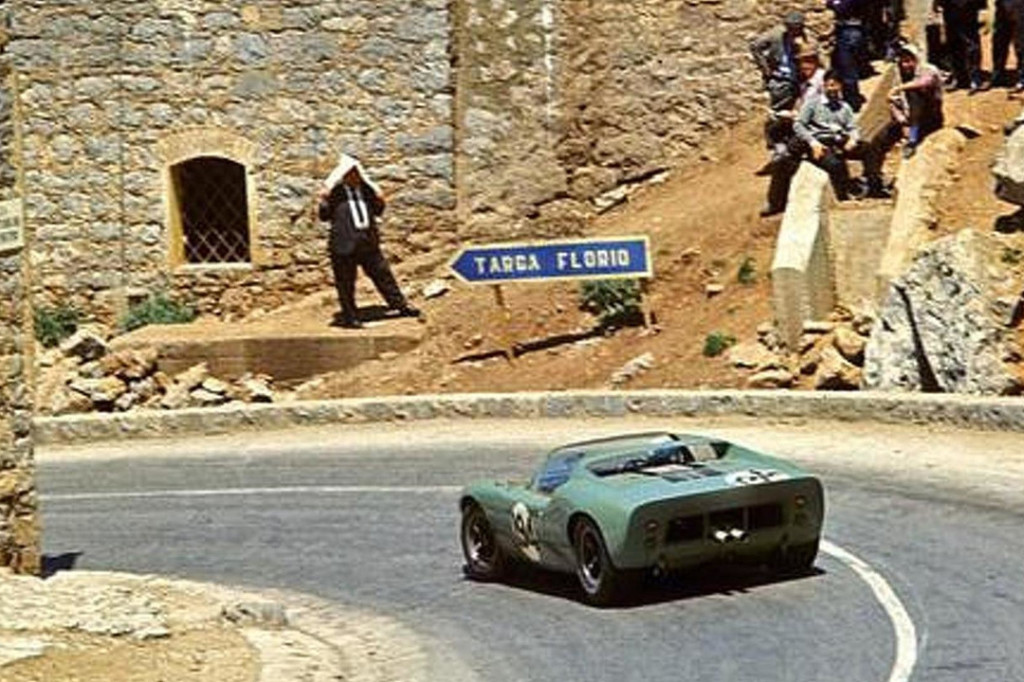 Altes Bild von einem Rennauto auf der Rennstrecke Targa Florio