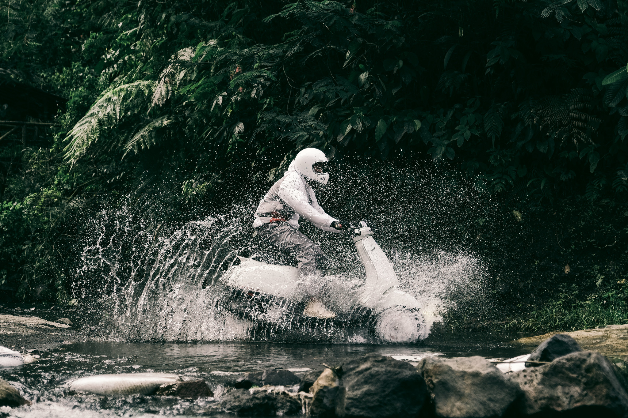 Forscher Vespa driving through a river