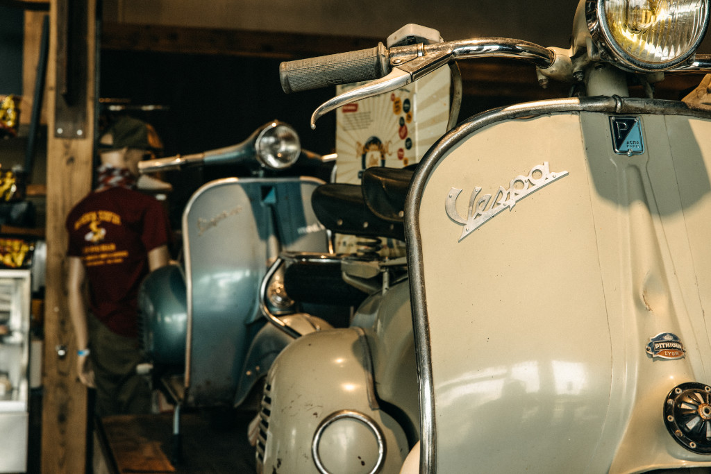 2 old Vespas in the SIP Scootershop Flagship Store
