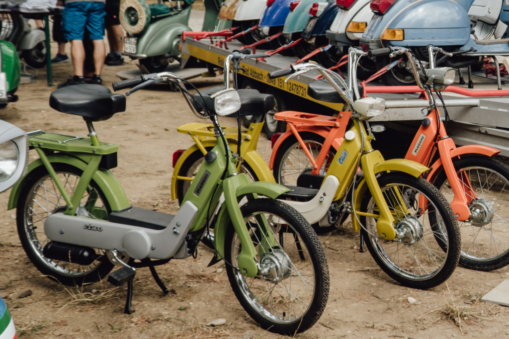 3 Mopeds in einer Reihe