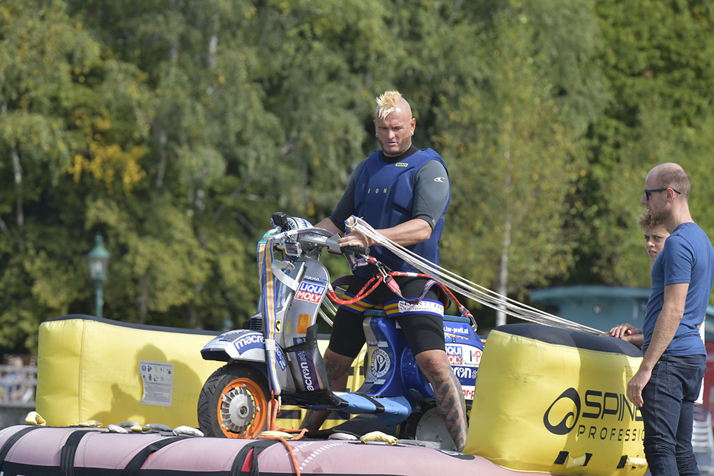 Günter Schachermayr Parasailing Vespa