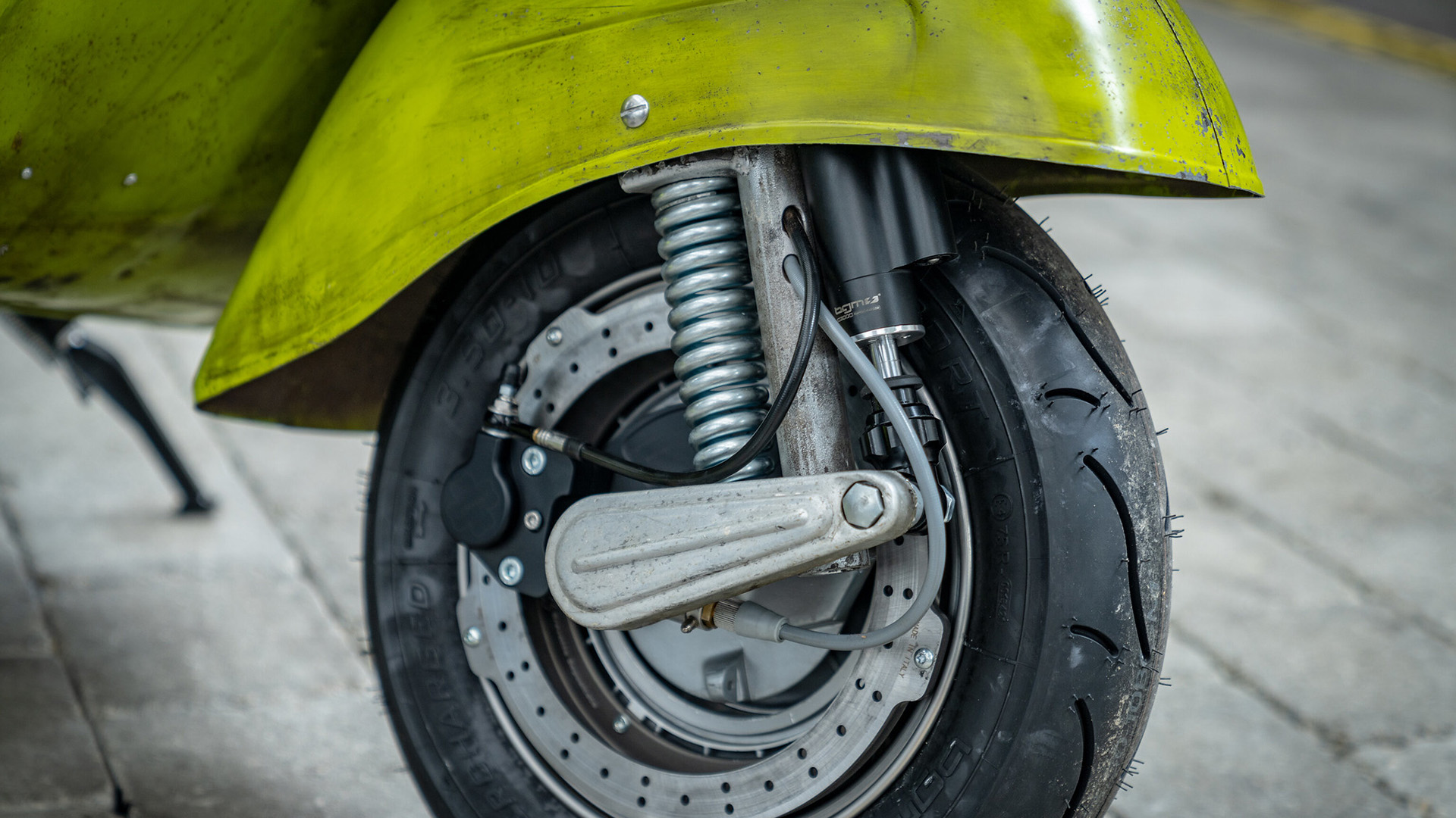 Three for the win: the suspension system of the Vespa