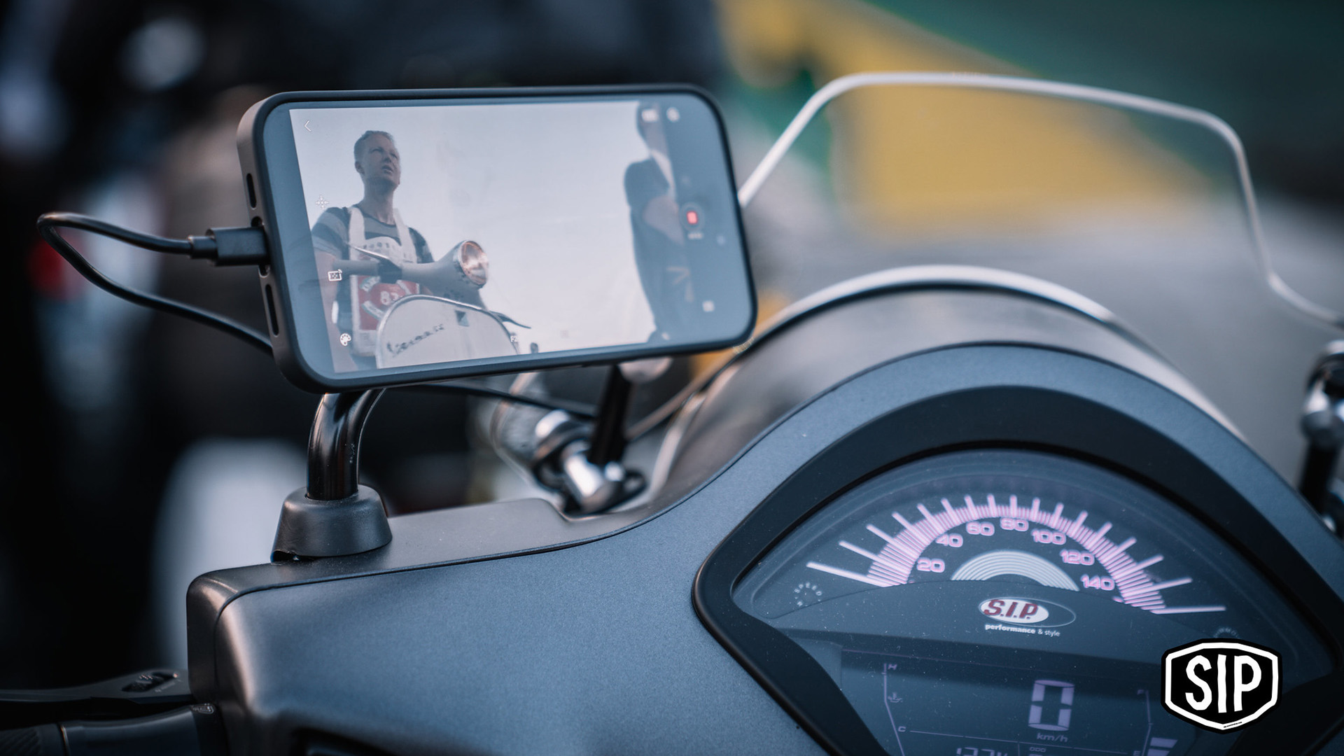 Smartphone holder for Vespas: The practical solution