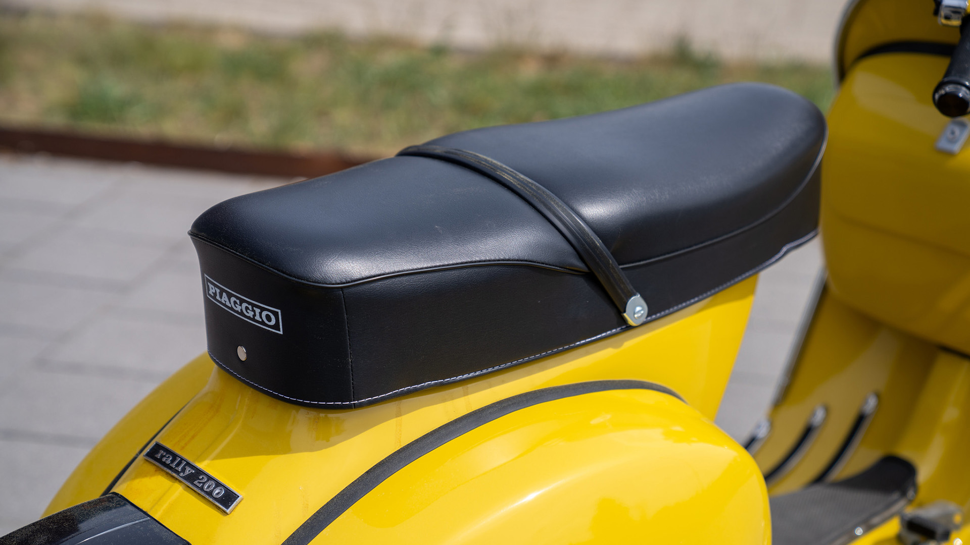 Vespa seat – repair the cover yourself and save money
