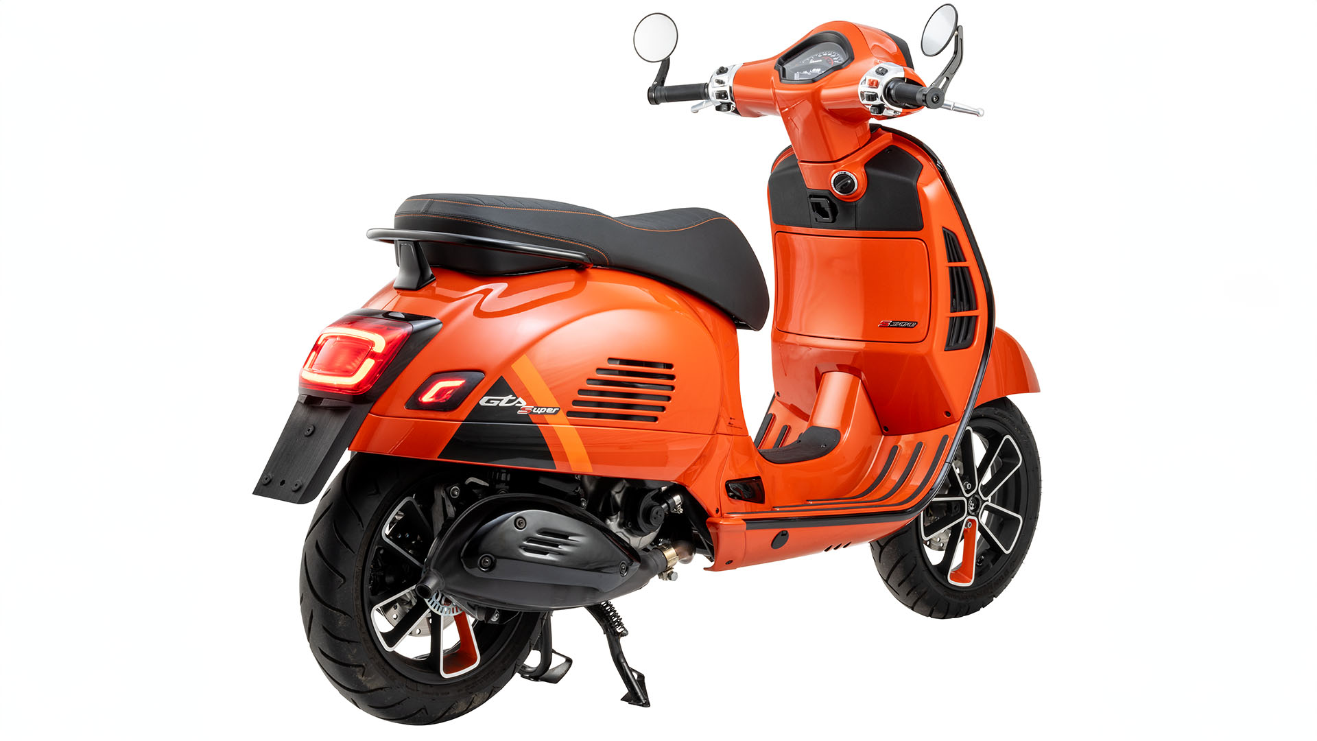 New LED indicators for Vespa GTS 2023 models