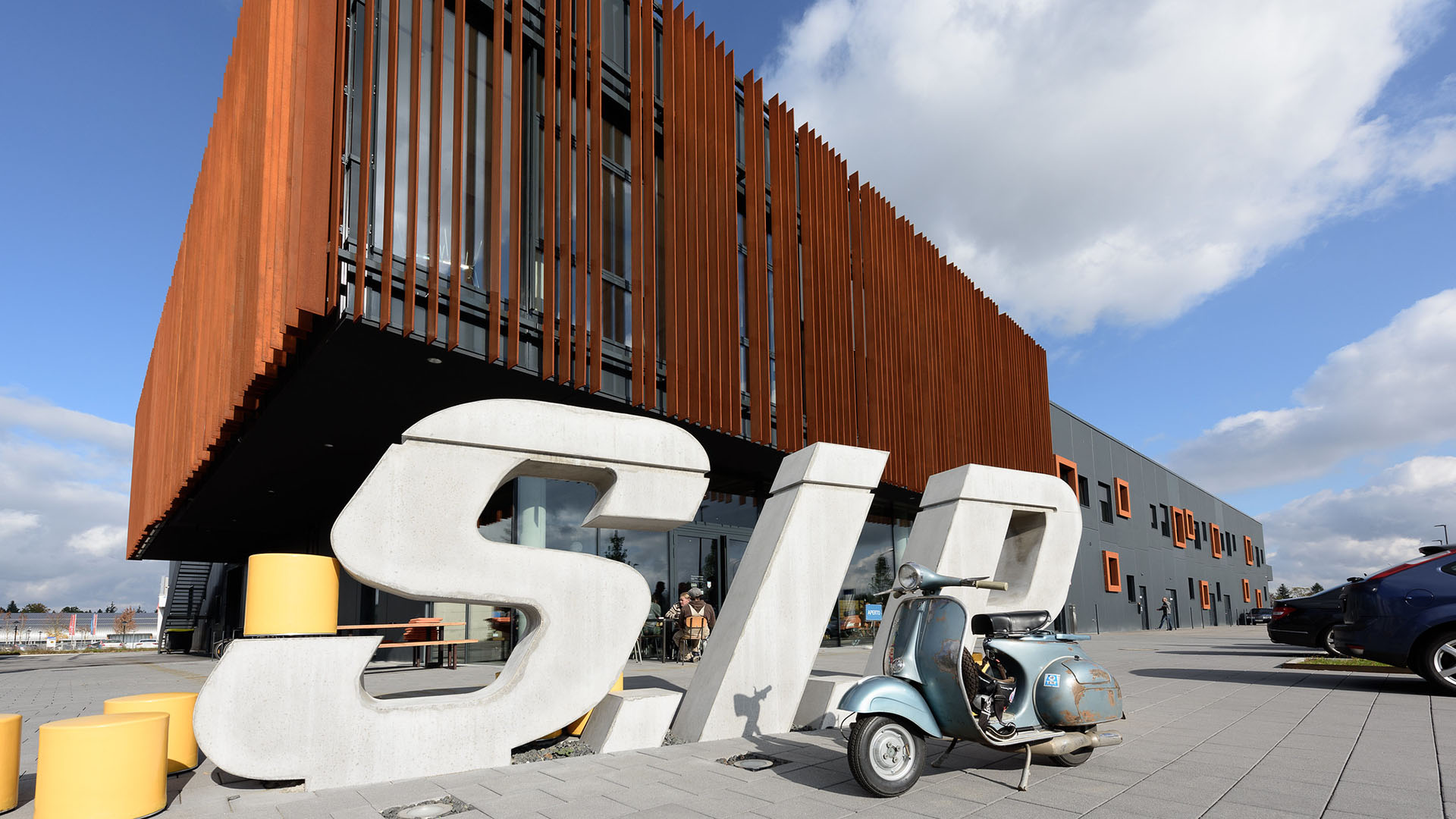 SIP Scootershop celebrates employees – A quarter of a century of passion for Vespas