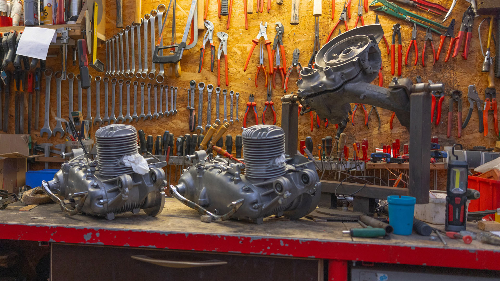 The perfect tool for Vespas: the SIP engine mounting stand