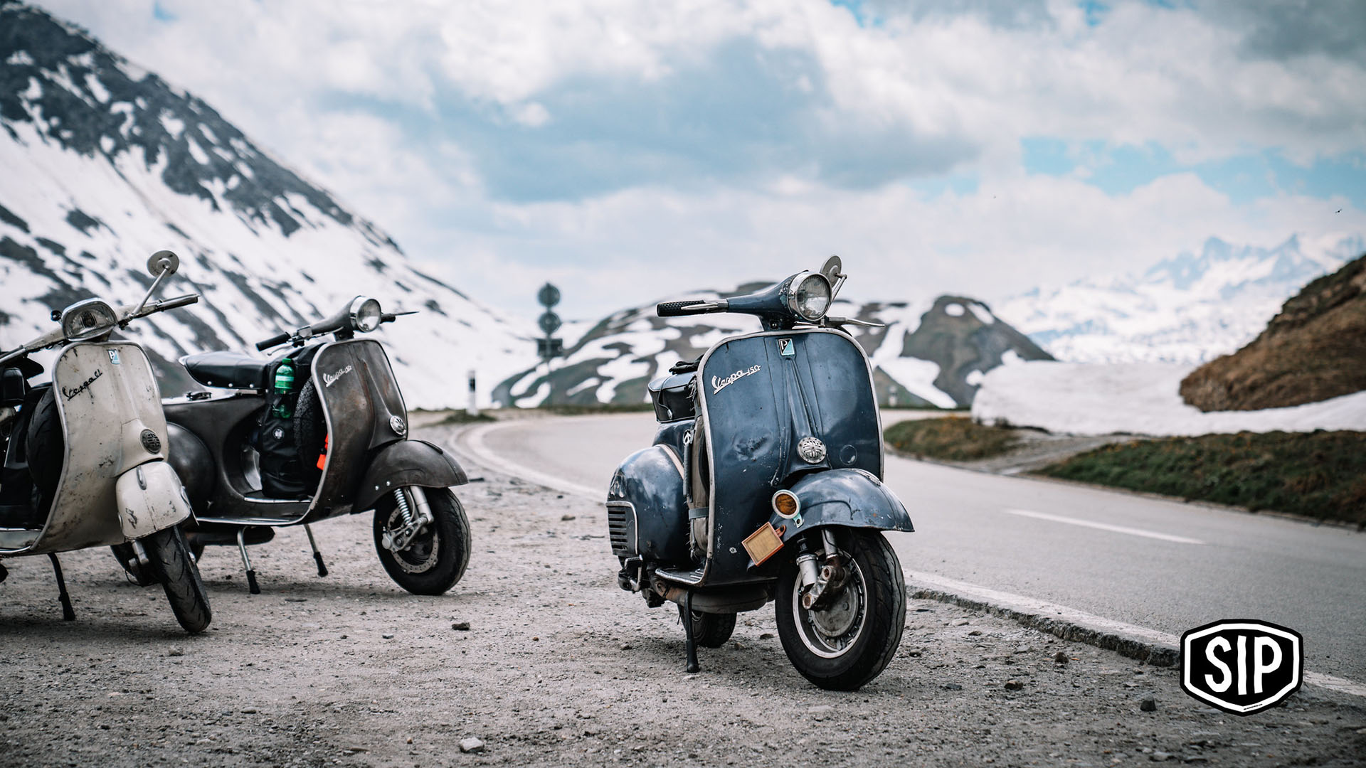 Winter season: With warm hands on the Vespa