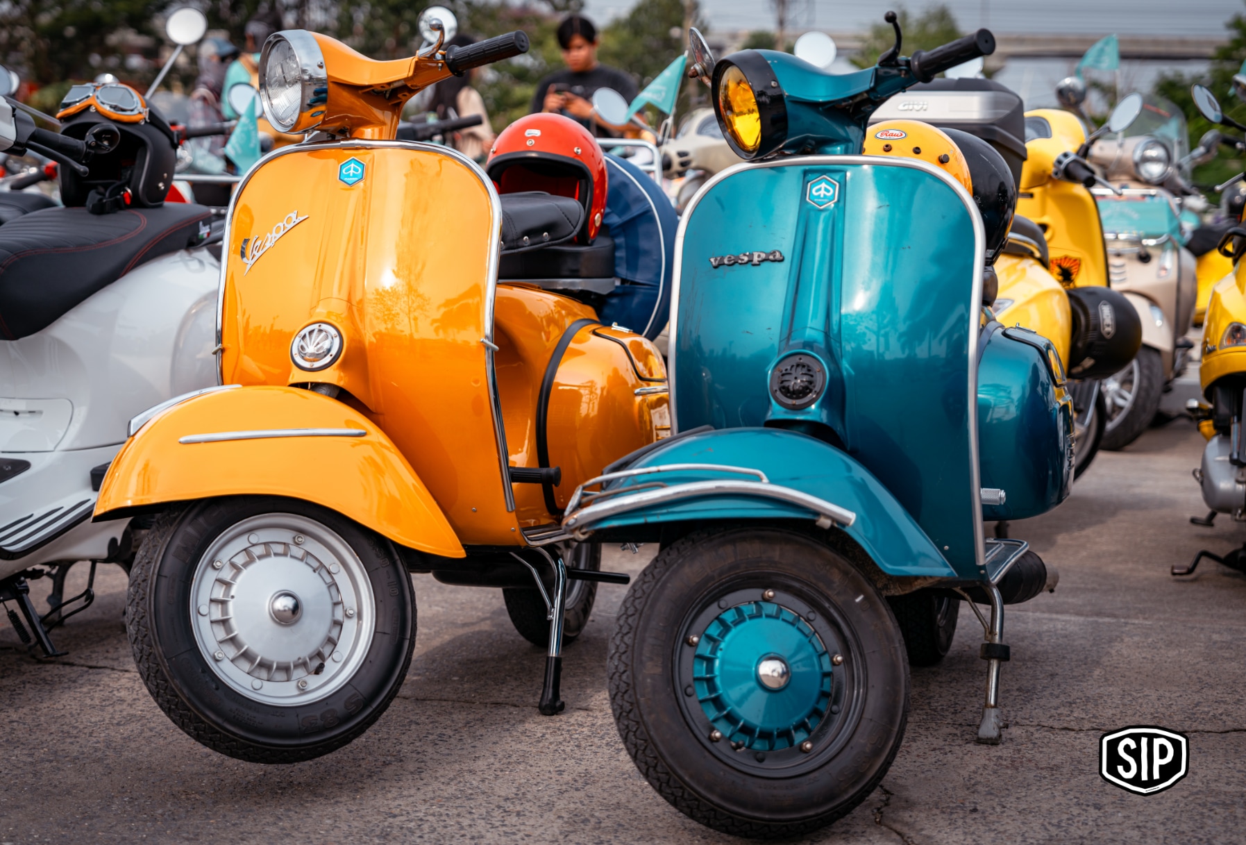Vespa Abenteuer in Thailand: Lebendige Szene auf zwei Rädern
